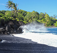 ハワイで真っ黒なビーチ、プナルウ黒砂海岸を眺める